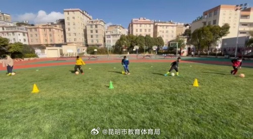 向显得尤为